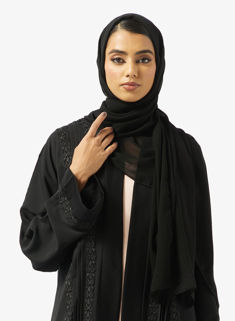 هيا كلوزيت عباية مفتوحة بياقة على شكل حرف  وتفاصيل دانتيل وطيات - Image 3